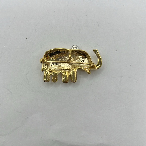 Vintage 1995 Mini Elephant Gold Tone Brooch Pin Jewelry Accessory Collectible - Picture 2 of 7